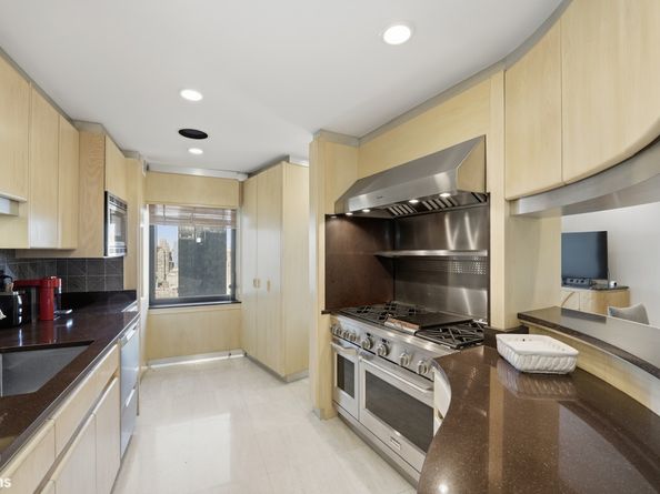 425 East 58th Street 33D, New York NY 10022