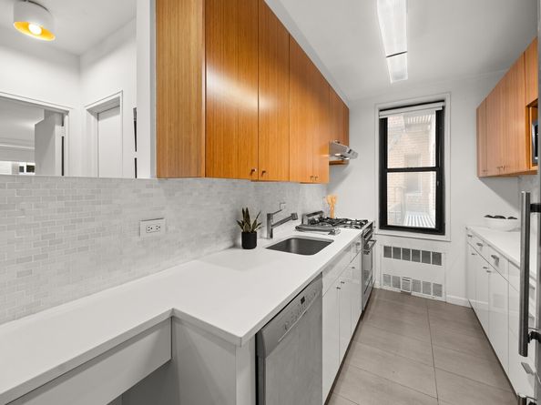 100 West 12th Street 2D, New York NY 10011