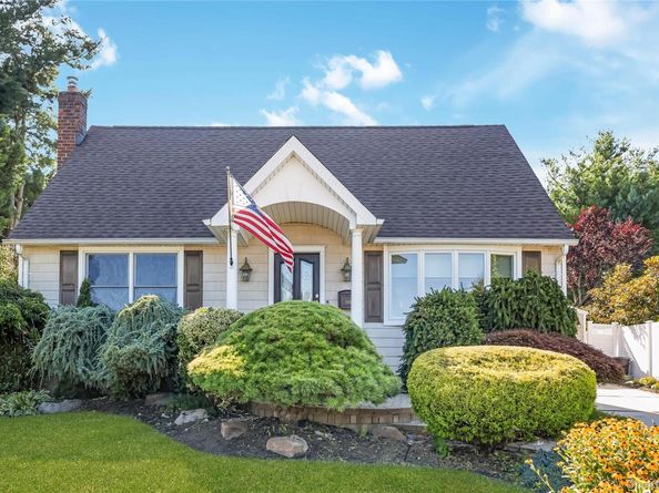 516 Heathcliff Drive, Seaford NY 11783