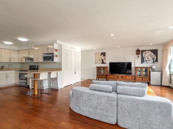 10-10 166 Street 6D, Beechhurst NY 11357