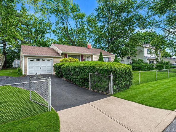 2715 Falcon Avenue, Medford NY 11763