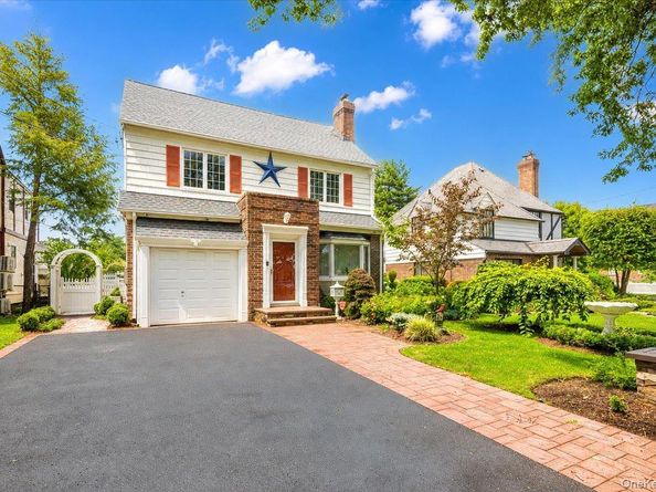17 Piccadilly Downs, Lynbrook NY 11563