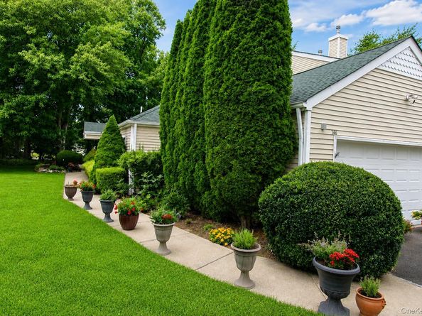 146 Farm House Court, Manorville NY 11949