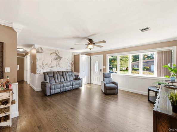 15 Oakwood Street, Greenlawn NY 11740