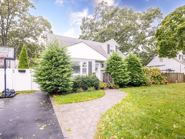 621 N Fulton Avenue, Lindenhurst NY 11757
