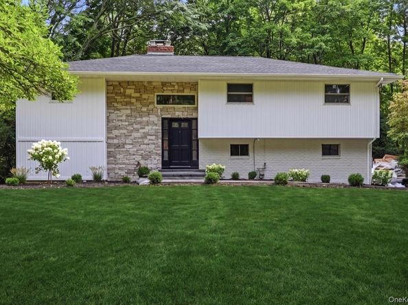 10 Moonedge Road, Northport NY 11768