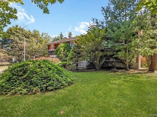 16 Wendy Lane, East Northport NY 11731