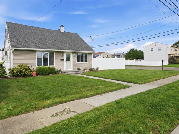 47 Berkeley Place, Massapequa NY 11758