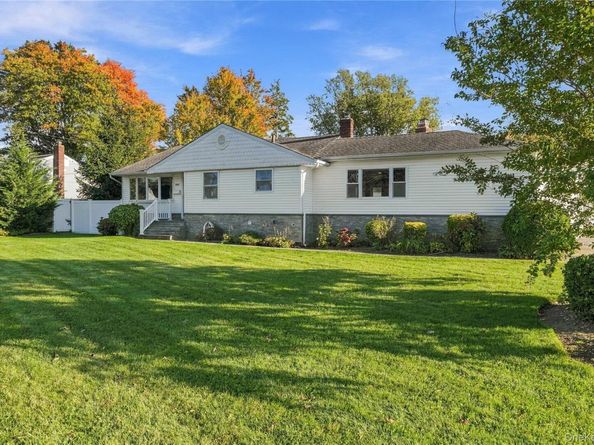 564 Middle Street, North Babylon NY 11703