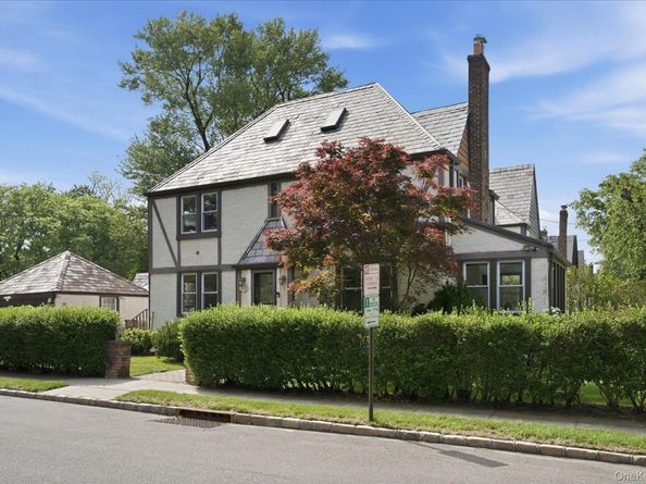 261-21 Pembroke Avenue, Great Neck NY 11020