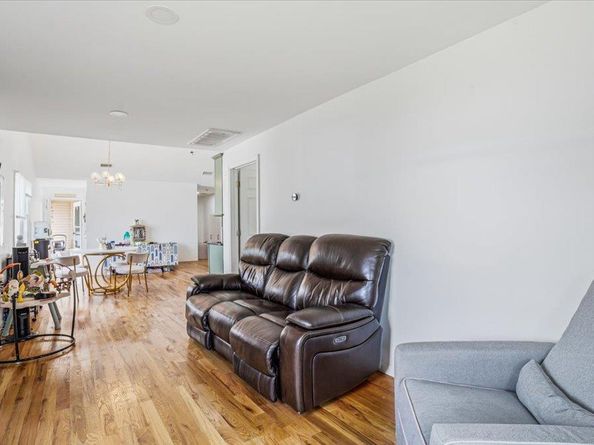 3093 Royal Avenue, Oceanside NY 11572
