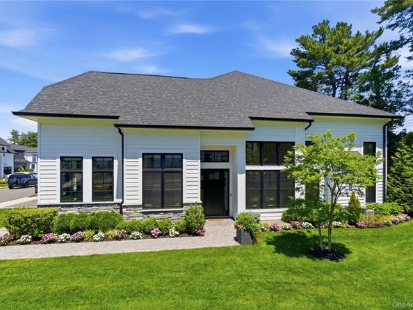 102 Three Ponds Lane E, Woodbury NY 11797