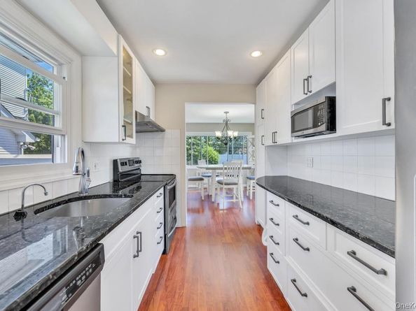 83 E End Avenue, Hicksville NY 11801