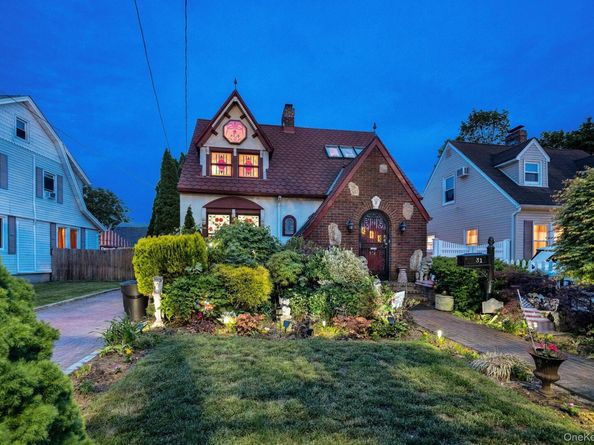 31 Roosevelt Avenue, Hicksville NY 11801