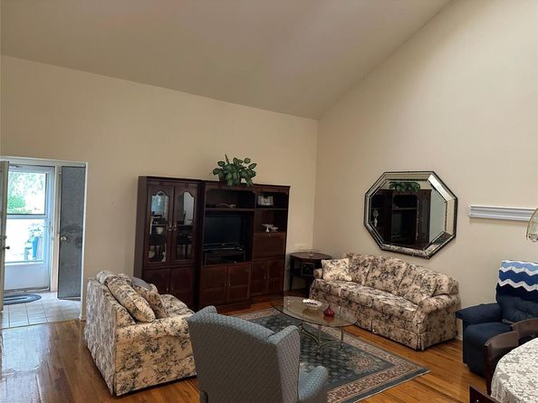 61 Primrose Lane 61, North Babylon NY 11703
