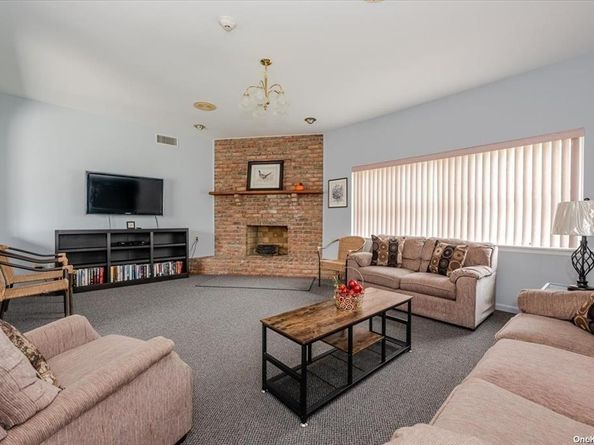 61 Primrose Lane 61, North Babylon NY 11703
