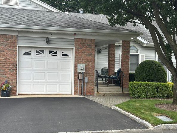 61 Primrose Lane 61, North Babylon NY 11703