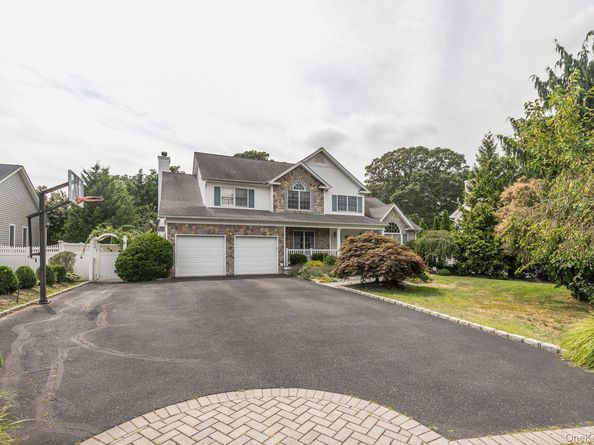 6 Rolling Wood Court, Hauppauge NY 11788