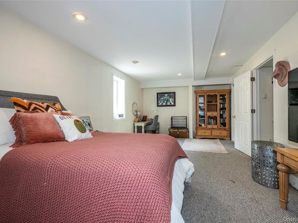 6 Rolling Wood Court, Hauppauge NY 11788