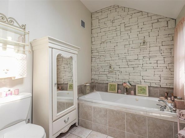 6 Rolling Wood Court, Hauppauge NY 11788