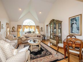 6 Rolling Wood Court, Hauppauge NY 11788