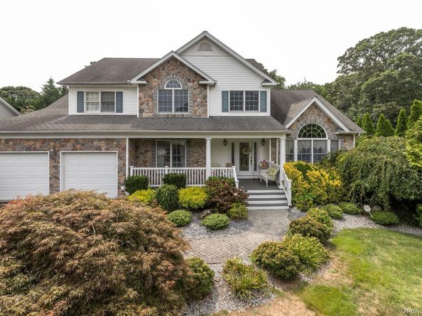 6 Rolling Wood Court, Hauppauge NY 11788