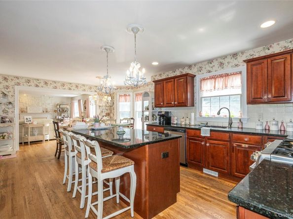 6 Rolling Wood Court, Hauppauge NY 11788