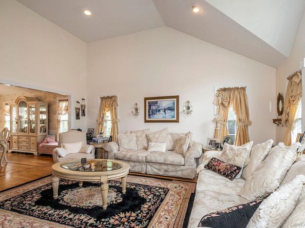 6 Rolling Wood Court, Hauppauge NY 11788