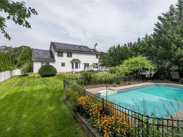 6 Rolling Wood Court, Hauppauge NY 11788