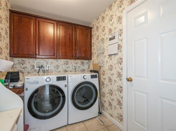 6 Rolling Wood Court, Hauppauge NY 11788