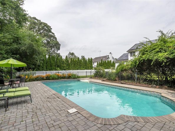 6 Rolling Wood Court, Hauppauge NY 11788
