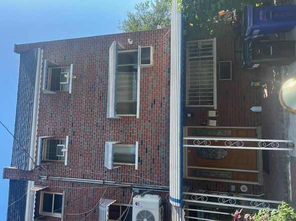 863 E 221st Street, Bronx NY 10467