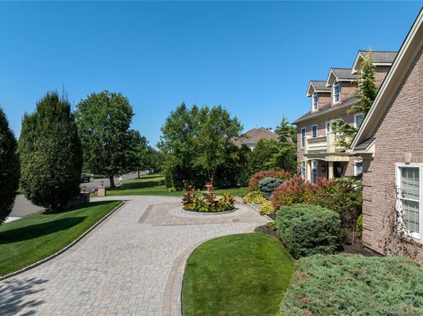 23 Legends Circle, Melville NY 11747