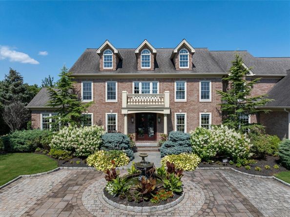 23 Legends Circle, Melville NY 11747