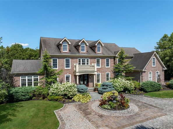 23 Legends Circle, Melville NY 11747