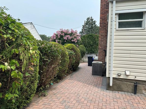 7 Dogwood Street, Farmingdale NY 11735