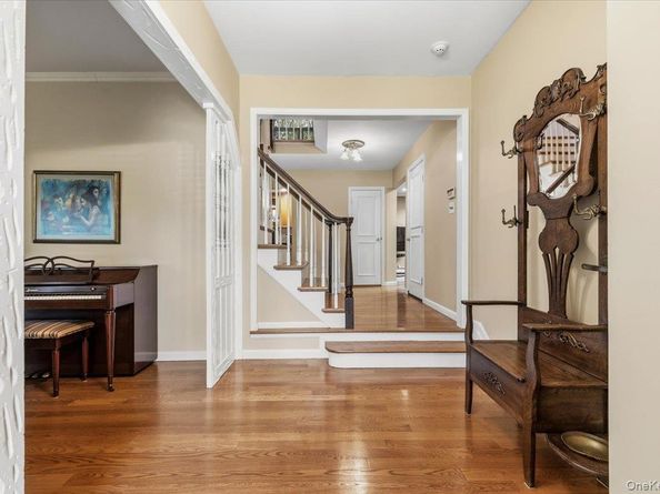 19 Fox Lane, Dix Hills NY 11746