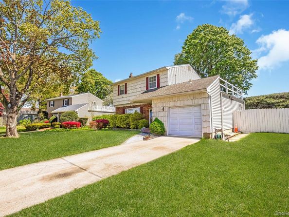 14 Leanore Drive, Farmingdale NY 11735