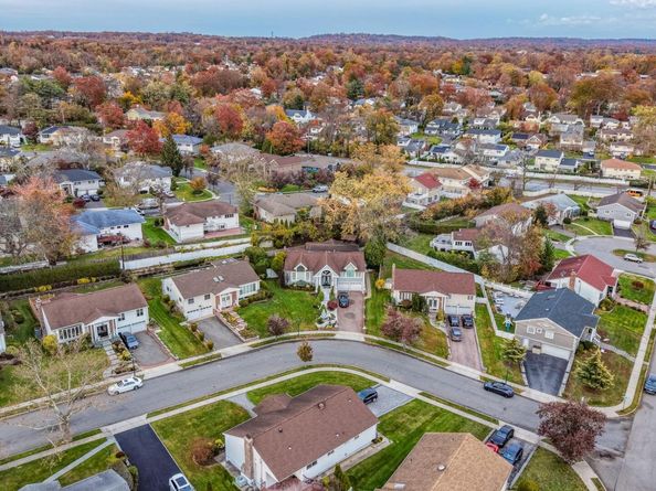 67 Royal Way, Manhasset Hills NY 11040