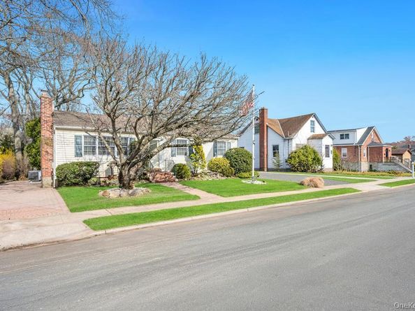 238 Centre Avenue, Lindenhurst NY 11757
