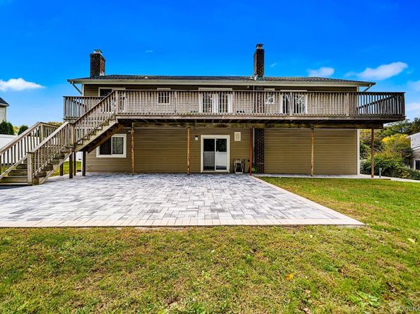 25 Hitching Post Lane, Glen Cove NY 11542