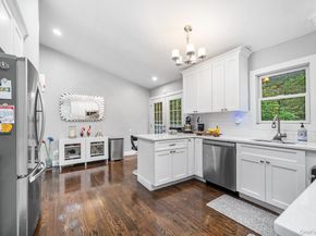 25 Hitching Post Lane, Glen Cove NY 11542