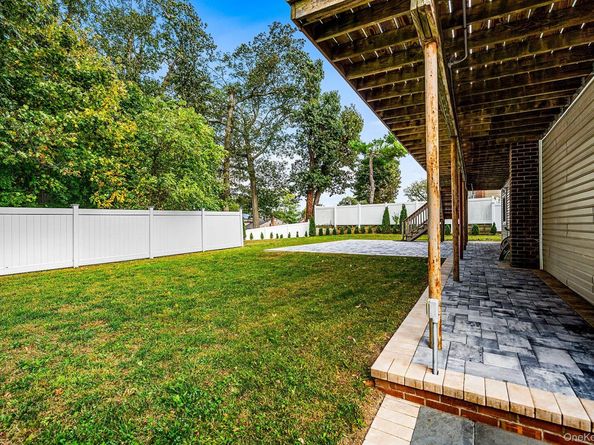 25 Hitching Post Lane, Glen Cove NY 11542