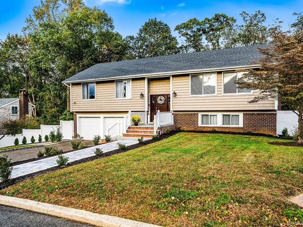 25 Hitching Post Lane, Glen Cove NY 11542
