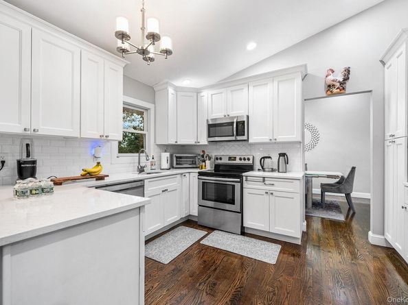 25 Hitching Post Lane, Glen Cove NY 11542