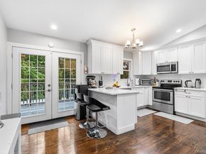 25 Hitching Post Lane, Glen Cove NY 11542