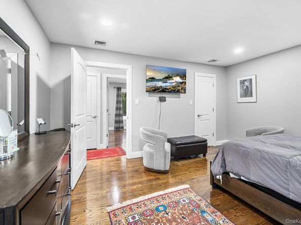 25 Hitching Post Lane, Glen Cove NY 11542