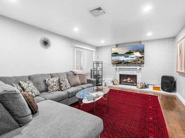 25 Hitching Post Lane, Glen Cove NY 11542