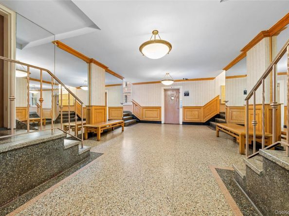 140-18 burden crescent 305, Briarwood NY 11435