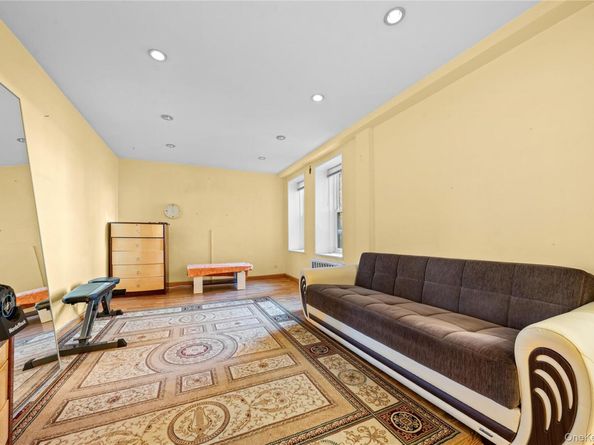 140-18 burden crescent 305, Briarwood NY 11435